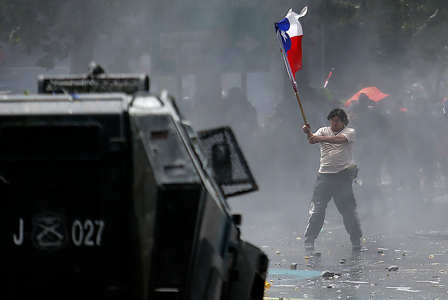 Denuncian uso de balines: Video muestra a carabineros disparando para dispersar manifestación en Plaza Italia