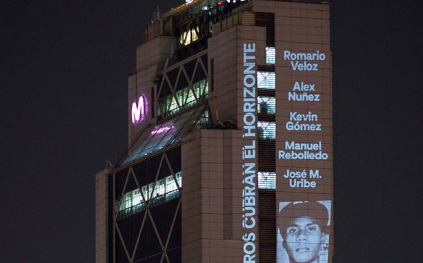Iluminan Torre Telefónica con rostros y nombres de fallecidos durante manifestaciones