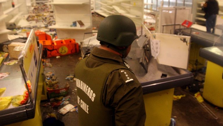 Carabinero coordinó con un gendarme amigo saquear supermercados por teléfono y consiguió salvoconductos