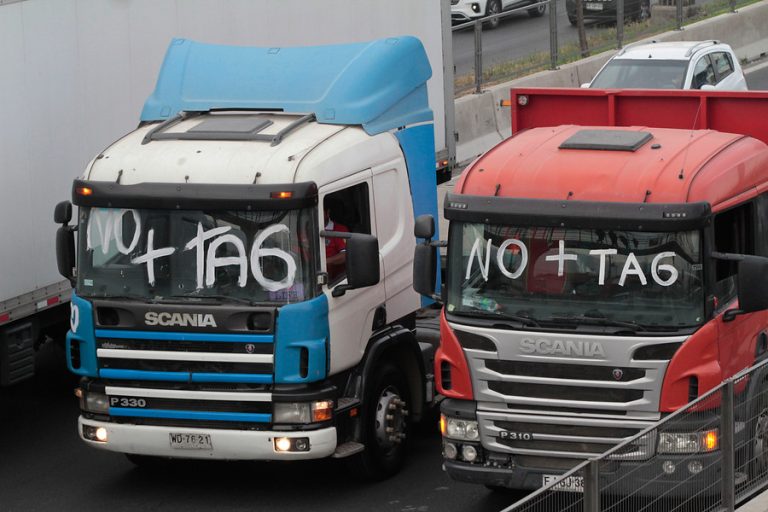Camioneros y taxistas protagonizan masiva movilización en Santiago contra el Tag