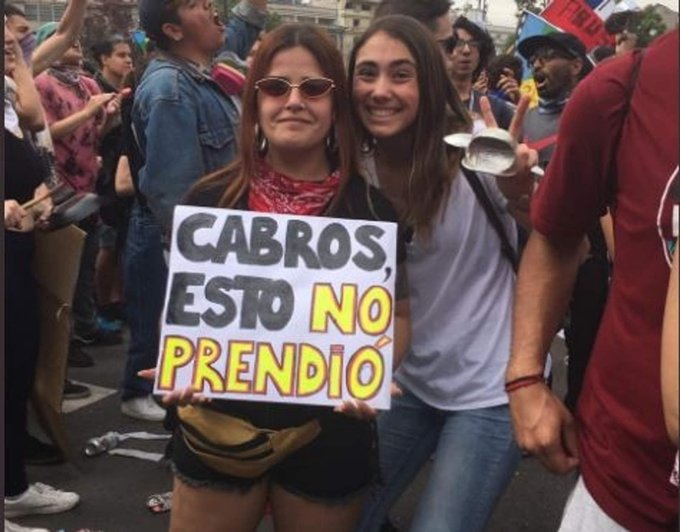 Hija de ex presidente de Metro participó de protestas con cartel que se ríe de su polémica frase