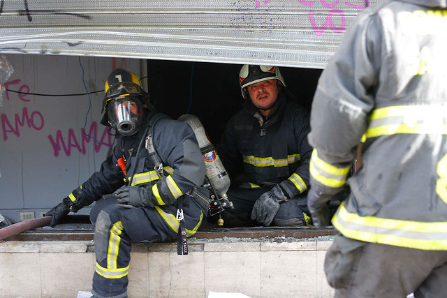 Encuentran cuerpo calcinado dentro de supermercado afectado por incendio en Maipú