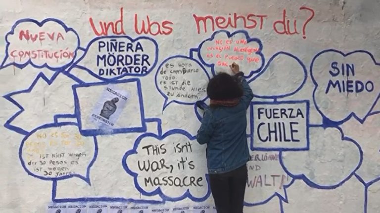 Chilenos pintan el Muro de Berlín con mensajes alusivos a las protestas sociales