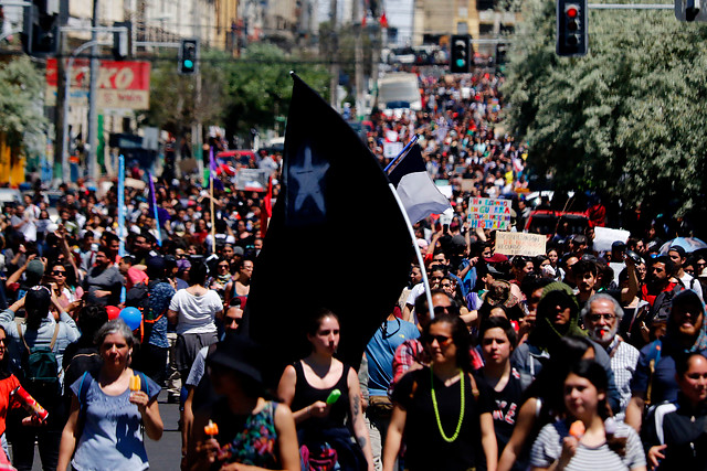 Marcha pacífica en Valparaíso reunió a más de 100 mil personas en nueva jornada de manifestaciones