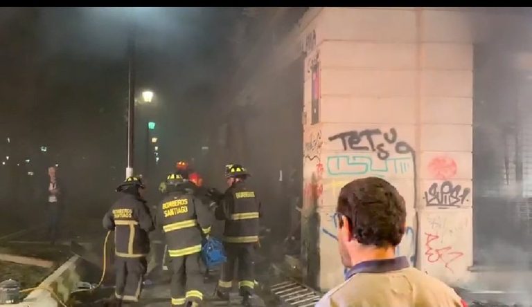 Reportan saqueo e incendio a oficina central del Compin y Seremi de Salud