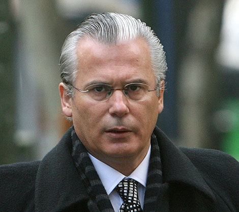 Baltasar Garzón se reúne con chilenos en Madrid para condenar atropellos a los DDHH