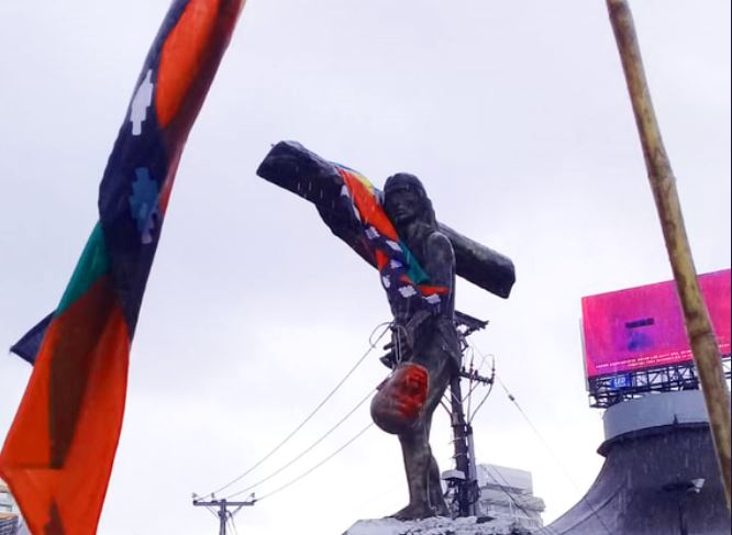Decapitan busto militar y cuelgan su cabeza en la estatua de Caupolicán