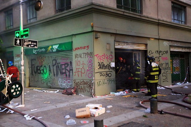 Indignación por saqueos e incendios de locales en el centro de Santiago