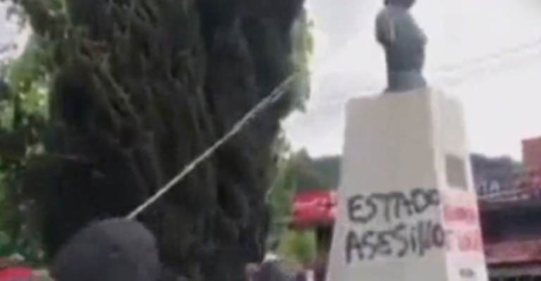 Así fue el momento en que manifestantes derribaron estatua de Pedro de Valdivia