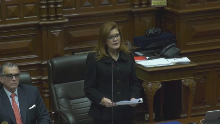 Perú: Mercedes Aráoz renuncia y pide elecciones generales