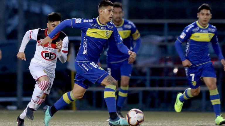 Por una falla en el sistema, Barnechea entregó las entradas en un papel y escrito a mano