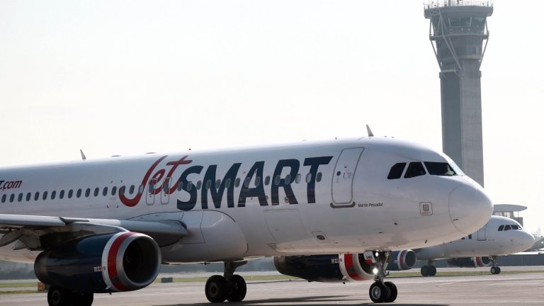 JetSmart deberá indemnizar a pasajeros por retraso de vuelo de 11 horas tras falla técnica del avión