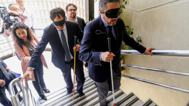 Parlamentarios recorrieron vendados el Congreso para visibilizar la discapacidad