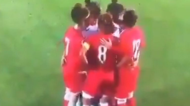 Jugadoras solidarizan con rival musulmana que perdió su hijab en partido y la rodean para que no muestre su pelo