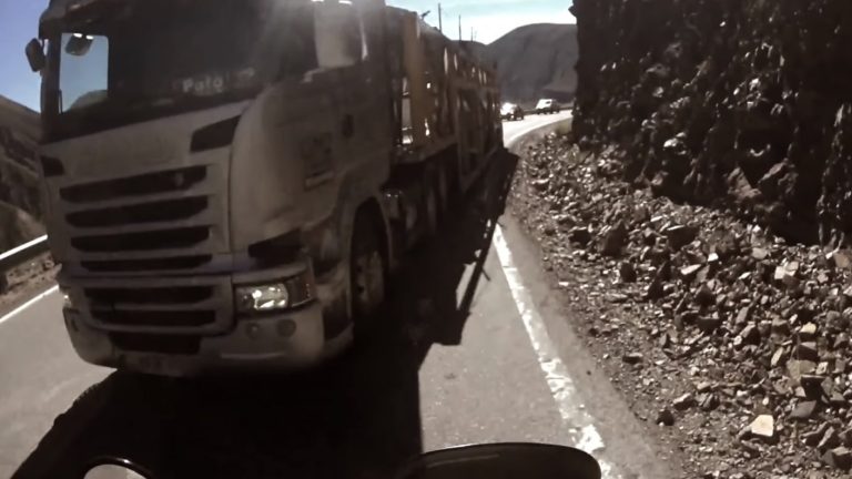 Fue detenido en Argentina: Camionero chileno causó indignación al realizar arriesgada maniobra