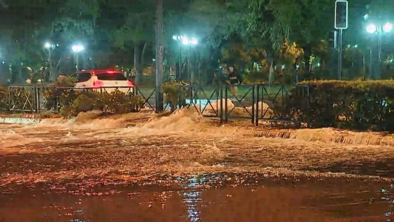 Rotura de matriz de agua mantiene inundada una parte de Providencia y el centro de Santiago