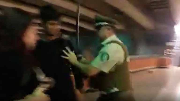 Video muestra a carabinero tirando a joven por la escalera de un Metro en medio de protestas