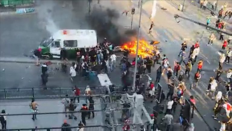 Registran ataque a furgón de Carabineros en Maipú