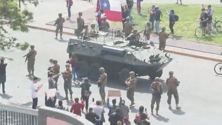 Con tanquetas y portando armamento de guerra: Fuerte presencia militar en Plaza Italia