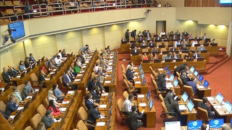 De la UDI al FA: Parlamentarios reaccionan divididos a toque de queda en el Gran Santiago