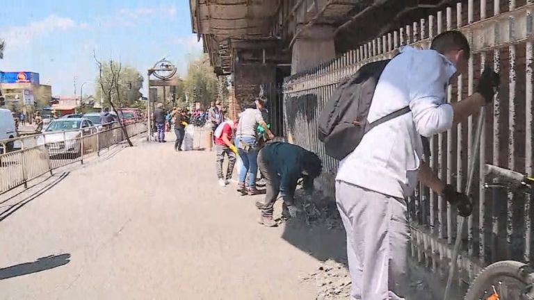 Quedó destruida por las llamas: Vecinos de Lo Prado ayudan a limpiar la estación San Pablo