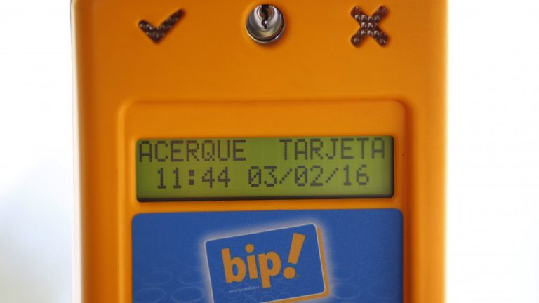 ¿Dónde y cómo puedo cargar la tarjeta Bip! sin ir al Metro?