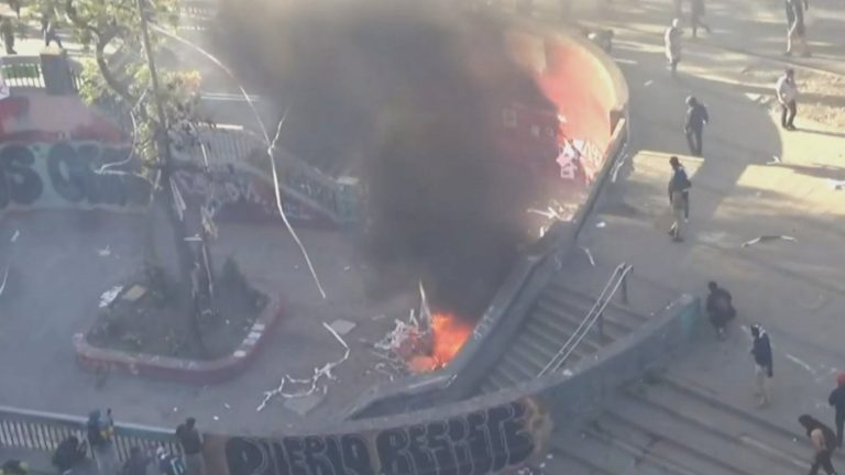 Saqueos e incendios: Así fue una nueva jornada de manifestaciones en Santiago