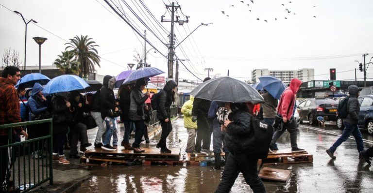 ¿Se vienen días fríos? Lluvia invernal sorprendió a los santiaguinos