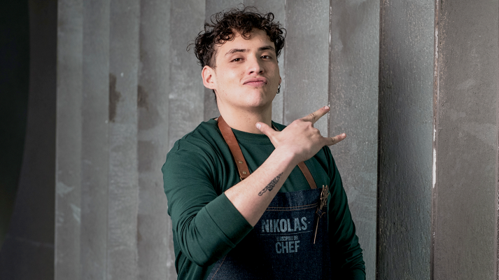 La esforzada historia de Nikolas Karoussis: Cuidó a sus abuelos desde los 13 años