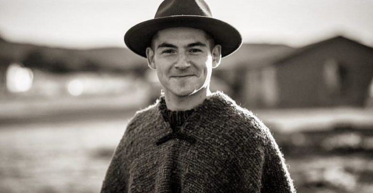 Actor de Gemelas revolucionó las redes sociales al compartir foto de su hija recién nacida