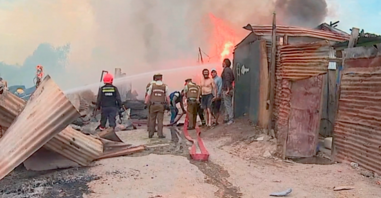 Grave incendio afecta a campamento en Cerro Navia