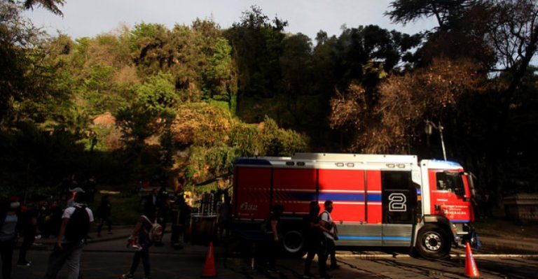 Incendio en ladera de Cerro Santa Lucía movilizó a bomberos en medio de manifestaciones
