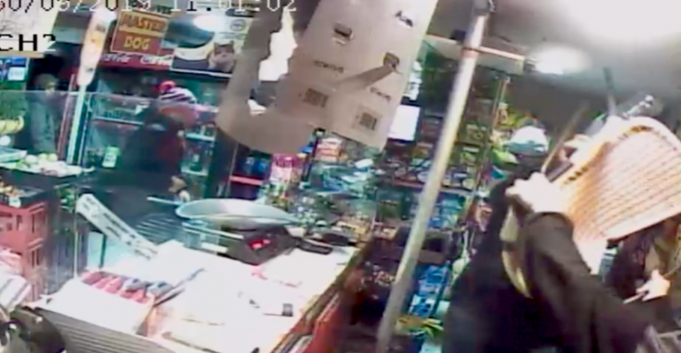 ¡A sillazos! Comerciante encaró a delincuentes que entraron a robar a su local