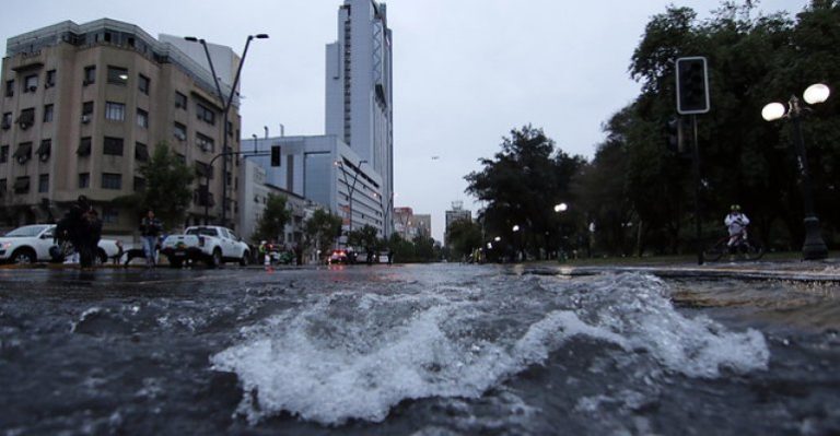 Rotura de matriz en Providencia provocó caos y anegamiento de calles