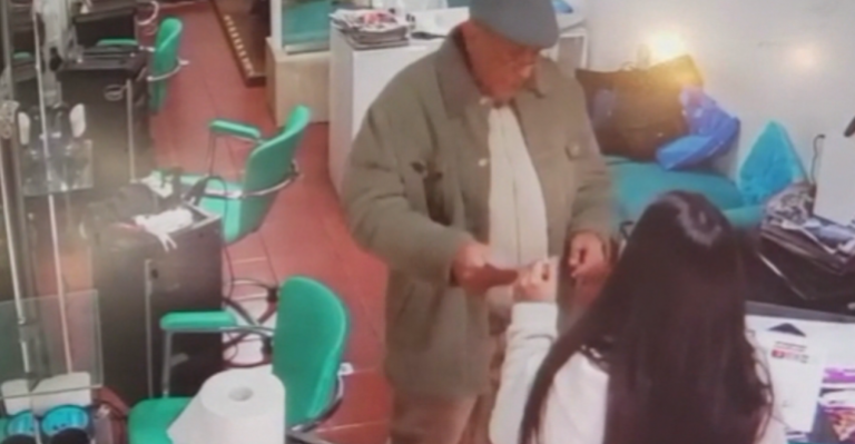 Insólito: Abuelito es captado robando por cámaras de seguridad