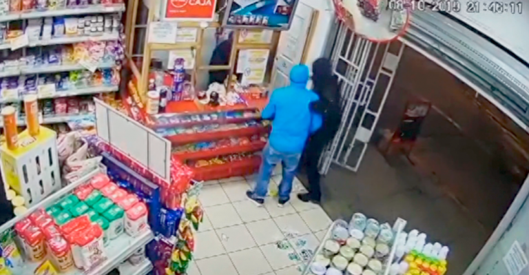 Delincuentes agreden a trabajadora de minimarket en asalto