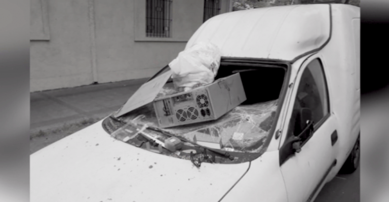 Día de furia: Hombre destruyó el auto de su vecino en Ñuñoa