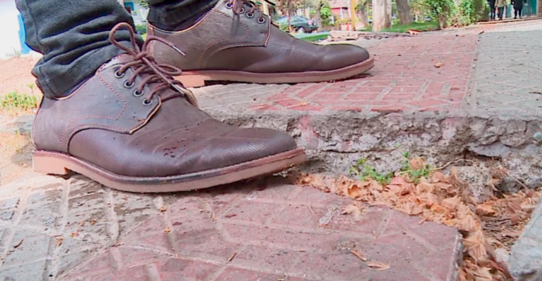 ¿Se puede obtener indemnización por accidentes en veredas en mal estado?