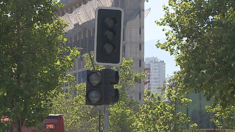 Más de 100 semáforos continúan apagados en la Región Metropolitana
