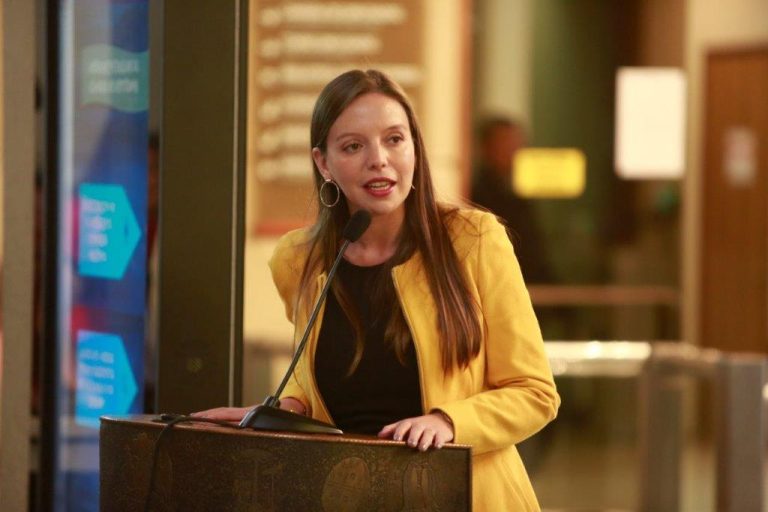 Camila Flores empuja eliminación del impuesto específico a los combustibles: 