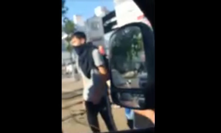 “¡Voy con niños!”: El tenso momento que vivió una conductora de furgón escolar que quedó atrapada en manifestaciones