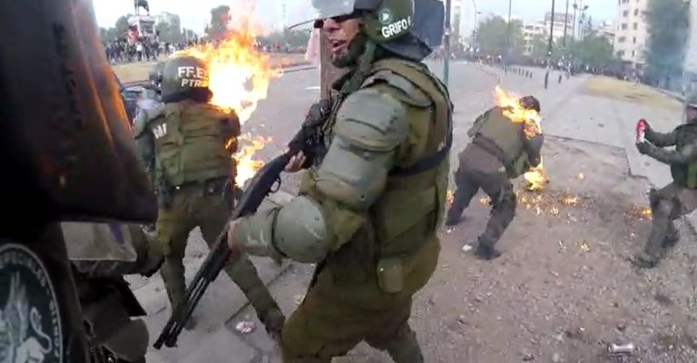 Gobierno califica de “salvaje y brutal” el ataque con molotov a carabineras: Ambas quedaron con graves quemaduras faciales