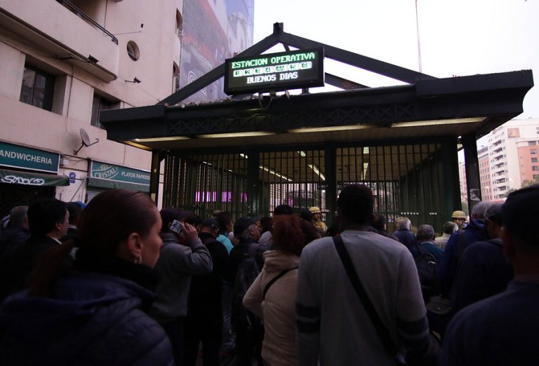 Desde este miércoles Metro de Santiago volverá a abrir sus puertas a las 6:00