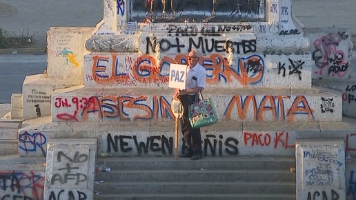 Solo a los pies del monumento a Baquedano: La pacífica protesta de un anciano que pide paz