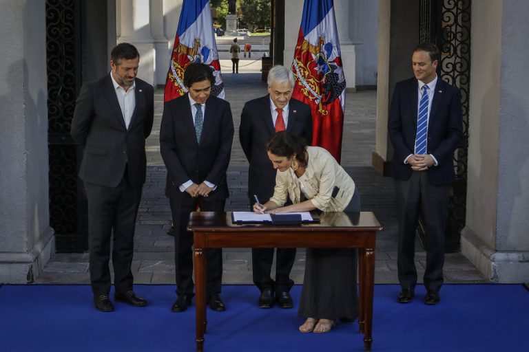 Fórmula que propone el gobierno para el ingreso mínimo garantizado no llegará a los $300 mil líquidos