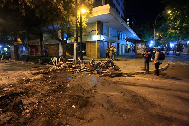 Enfrentamientos entre manifestantes y carabineros en Providencia marcaron nueva jornada de protestas en Santiago