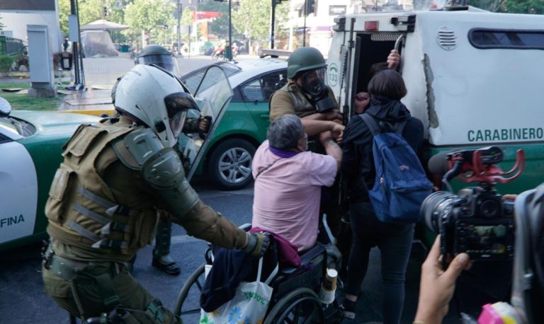Indignación por imágenes donde acusan que carabineros quitó silla de ruedas a un adulto mayor