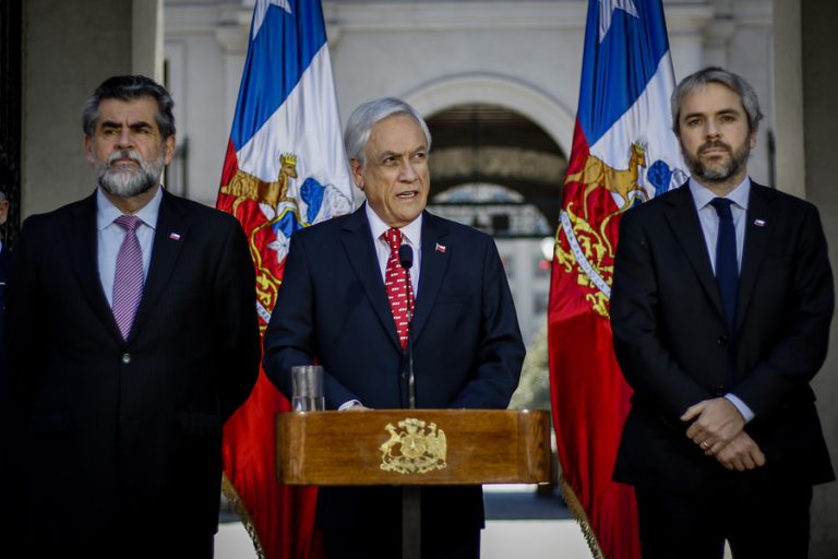 Piñera propone ley anti saqueo y anti encapuchados como medida para hacer frente a la crisis social