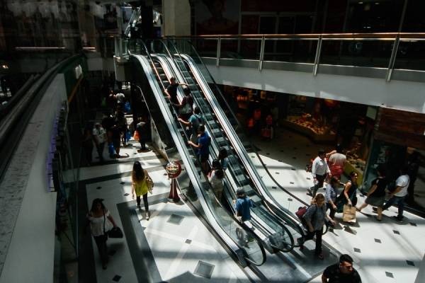 Empeora situación del comercio: Ventas de vestuario y calzado caen cerca de 50% desde el 19 de octubre