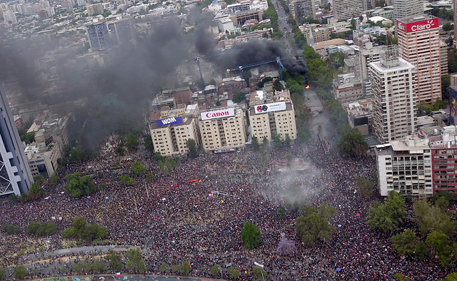 Multitudinaria manifestación se desarrolló en Plaza Italia por tercera semana consecutiva